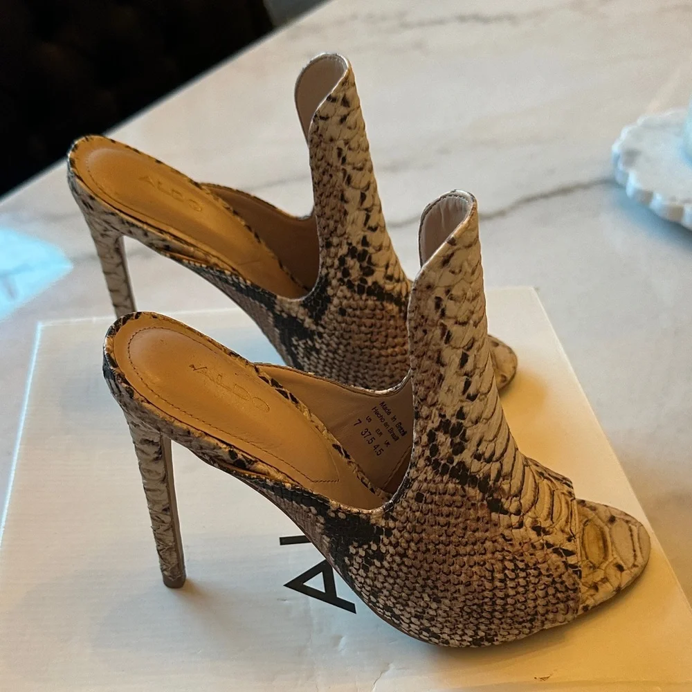 Women’s Aldo Beige Snakeskin Open-Toe Heels in Tan and Black Size 7 - Picture 2 of 6